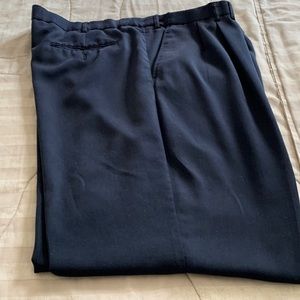 Wrangler perfect fit men’s pants. Polyester and rayon, pleated front. Navy blue